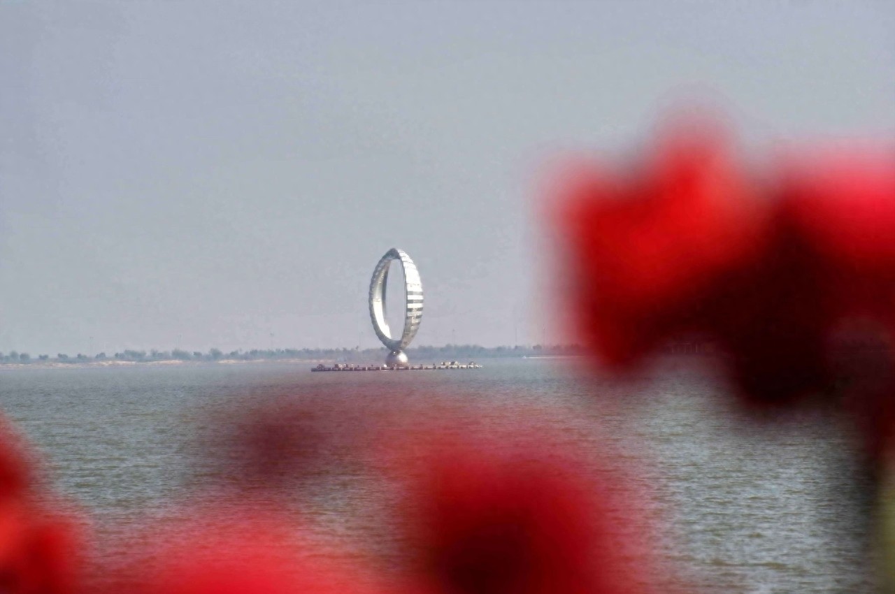 滴水湖位于上海最东南，是上海浦东临港新城主城区的中心人工湖泊