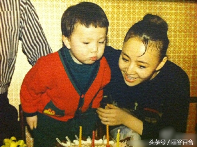 55岁宋丹丹的26岁儿子巴图,长得像父亲英达