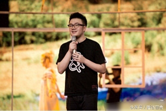 55岁宋丹丹的26岁儿子巴图,长得像父亲英达