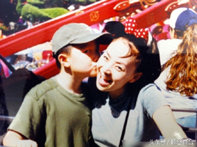 55岁宋丹丹的26岁儿子巴图,长得像父亲英达