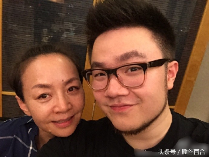 55岁宋丹丹的26岁儿子巴图,长得像父亲英达