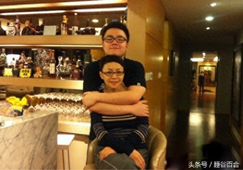 55岁宋丹丹的26岁儿子巴图,长得像父亲英达