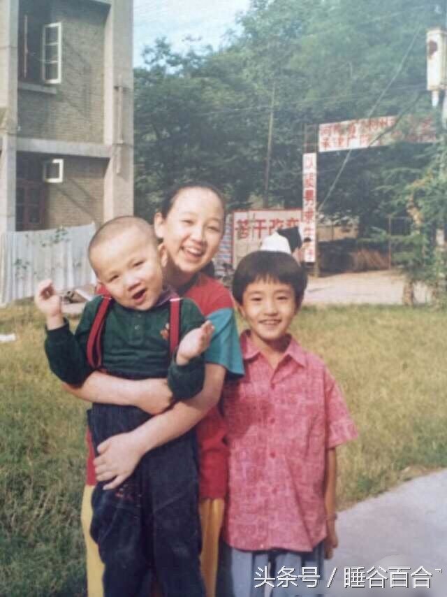 55岁宋丹丹的26岁儿子巴图,长得像父亲英达