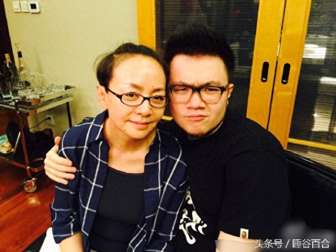 55岁宋丹丹的26岁儿子巴图,长得像父亲英达