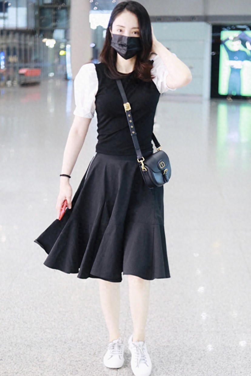 40岁董璇素颜现身机场，不被外界传闻打扰，满眼笑意显元气