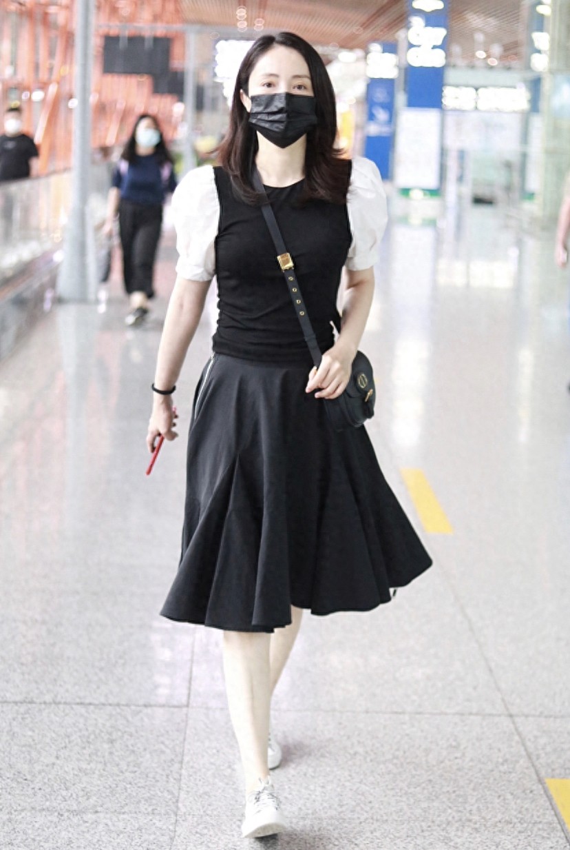 40岁董璇素颜现身机场，不被外界传闻打扰，满眼笑意显元气