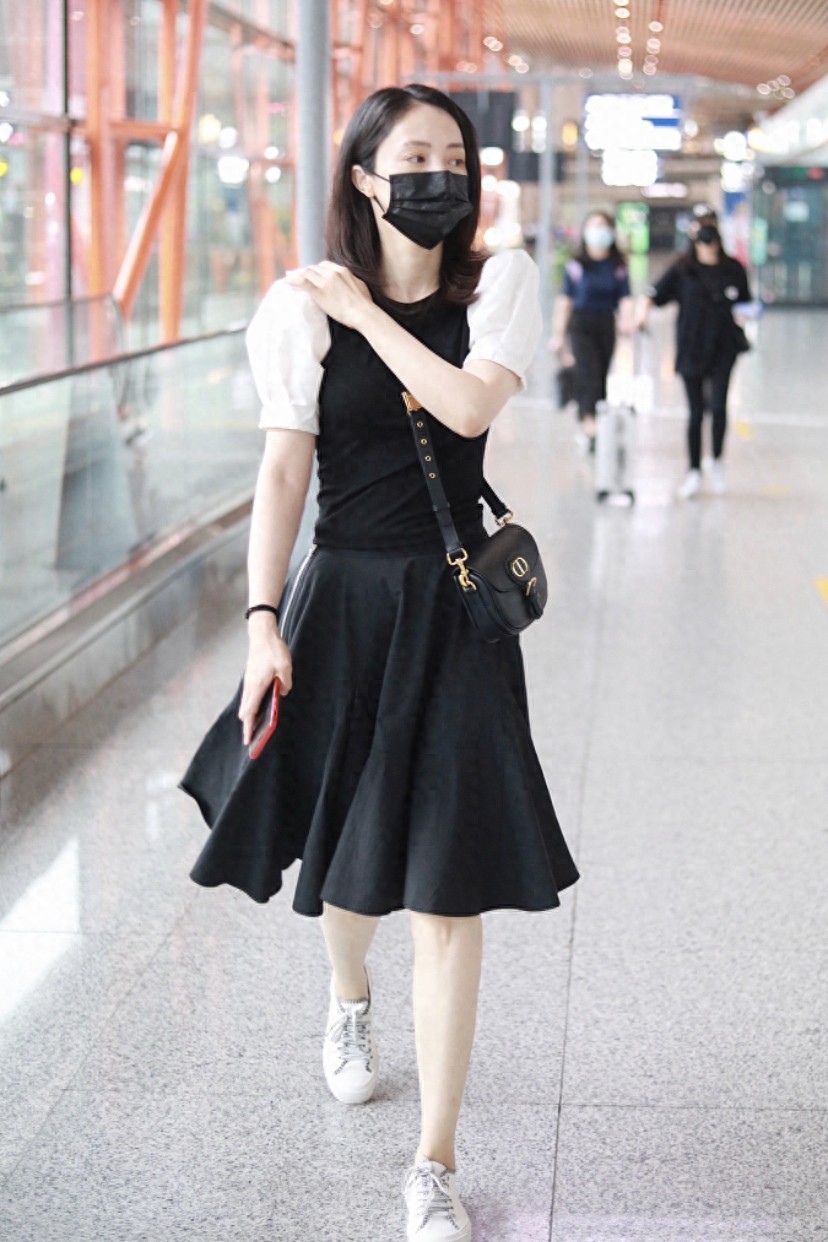 40岁董璇素颜现身机场，不被外界传闻打扰，满眼笑意显元气