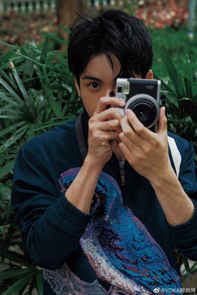 曾舜晞曝光一组全新写真图，镜头下的他清新自然，成熟中透露俏皮