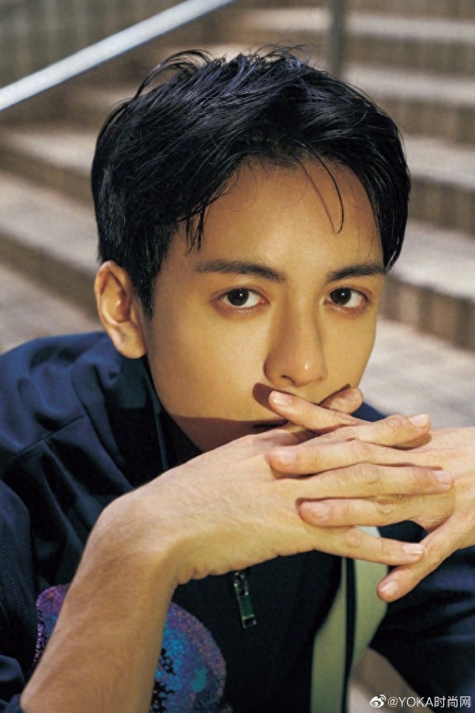 曾舜晞曝光一组全新写真图，镜头下的他清新自然，成熟中透露俏皮