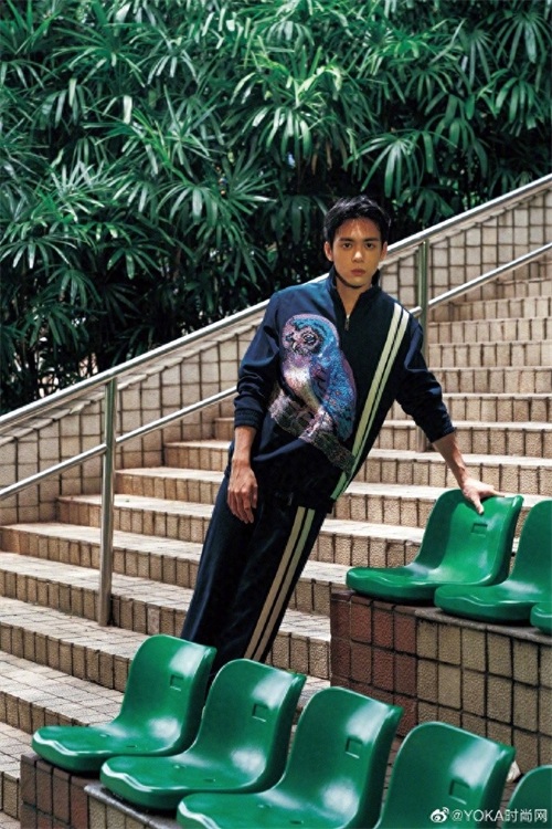 曾舜晞曝光一组全新写真图，镜头下的他清新自然，成熟中透露俏皮