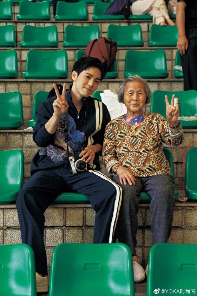 曾舜晞曝光一组全新写真图，镜头下的他清新自然，成熟中透露俏皮