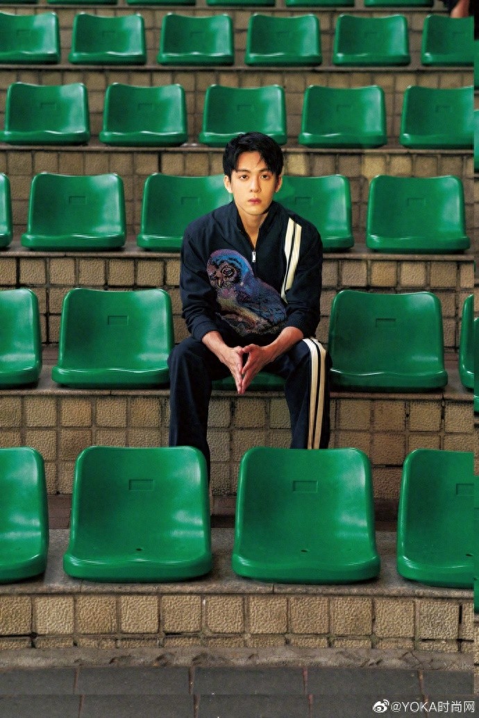 曾舜晞曝光一组全新写真图，镜头下的他清新自然，成熟中透露俏皮