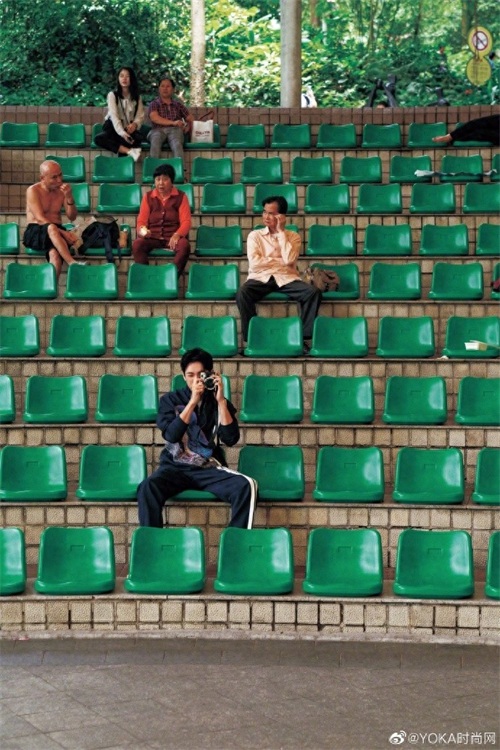 曾舜晞曝光一组全新写真图，镜头下的他清新自然，成熟中透露俏皮